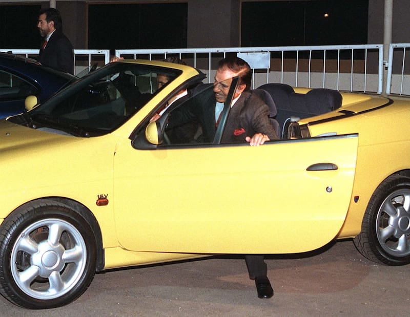 Carlos Menem, con la Mégane coupe descapotable amarilla