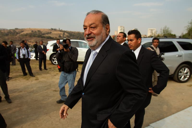 Carlos Slim reveló el cuaderno que le cambió la vida y dio origen a su fortuna de más de 120,000 millones de dólares. Fuente: Shutterstock.
