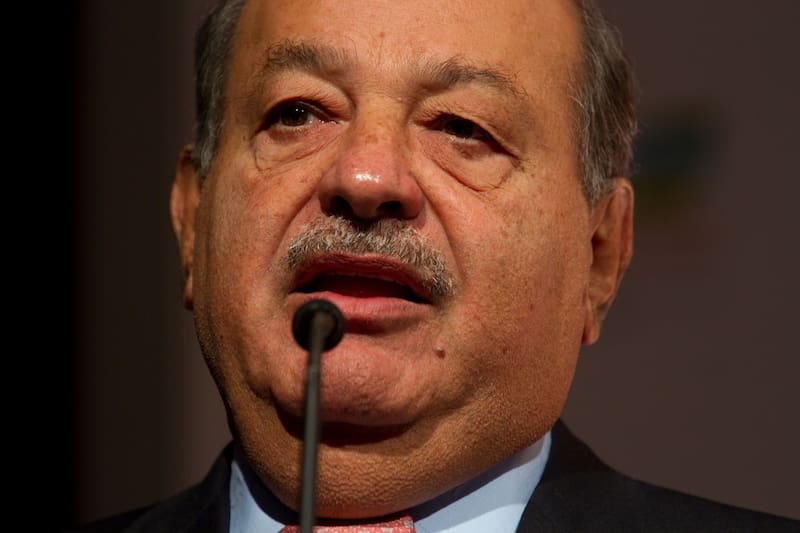 Carlos Slim les gana a todos y se queda con el contrato más grande del año. (Foto: Archivo)