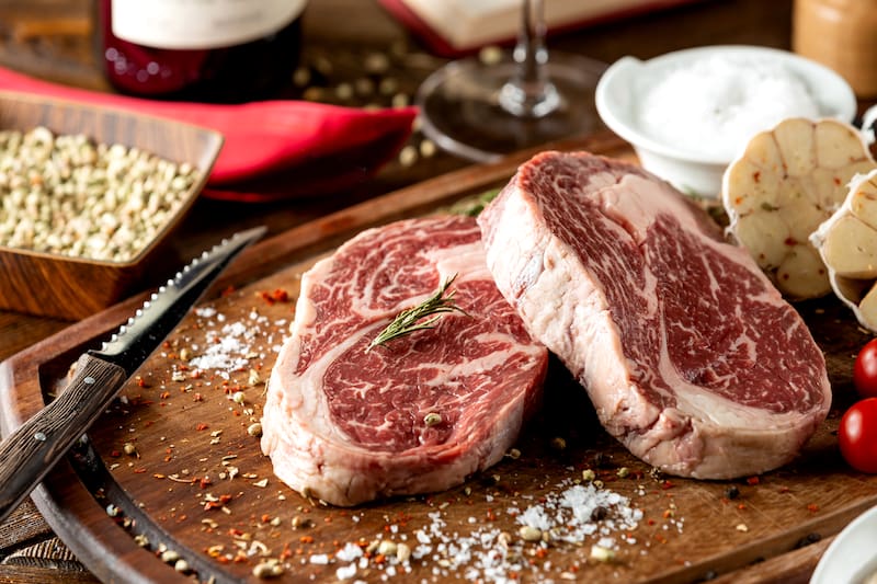 Confirmado | Qué significan los colores de las bandejas de carne en el supermercado y para qué sirven (foto: Freepik)