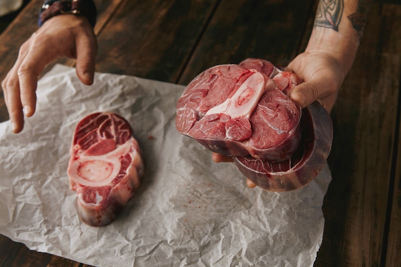En el caso de la carne vacuna, sellar la superficie permite reducir la presencia de bacterias que puedan encontrarse en ella. De acuerdo con la Universidad de Utah, “Si hay microorganismos en la superficie expuesta de la carne, las altas temperaturas de cocción los eliminan. La parte interna, el músculo, que no ha estado expuesta al aire ni a una manipulación insalubre, sigue siendo segura para el consumo”.