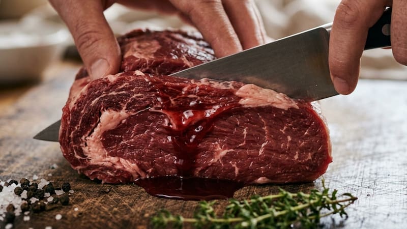 Qué es realmente el líquido rojo de la carne. Foto: generada por IA.