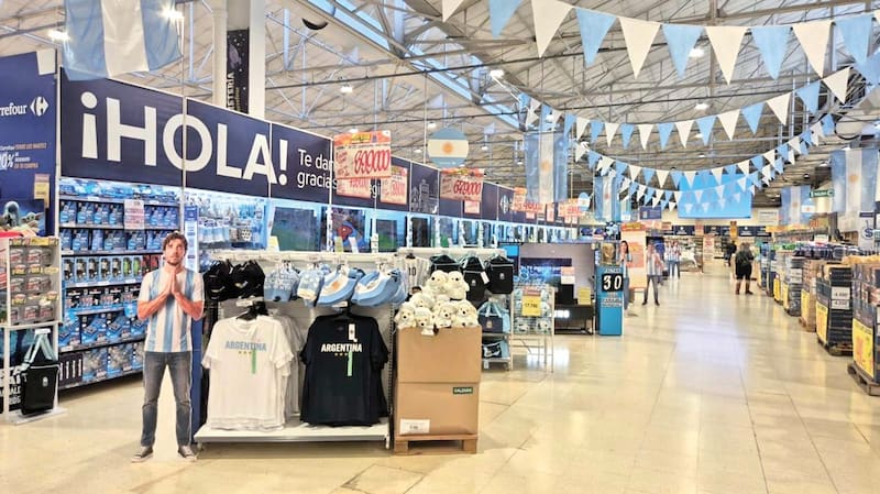 Carrefour apostó por vestir sus góndolas de celeste y blanco