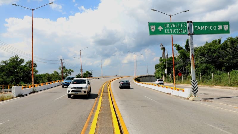 El proyecto federal forma parte del corredor Pachuca-Tampico, buscando agilizar el transporte y el comercio en la región de la Huasteca.