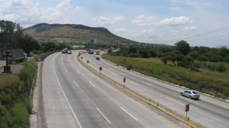 Trabajos de modernización y sustitución de carpeta asfáltica en tramos de la Carretera Federal 57 en el Estado de México.