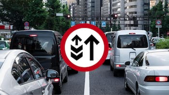 Qué significa la señal de tránsito de dos flechas negras apuntando hacia arriba y dos figuras en forma de “V”