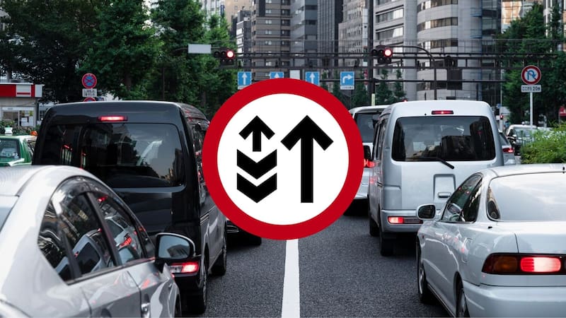 La señal SR-47 de vía reversible indica cambios en la dirección de los carriles según la hora del día.