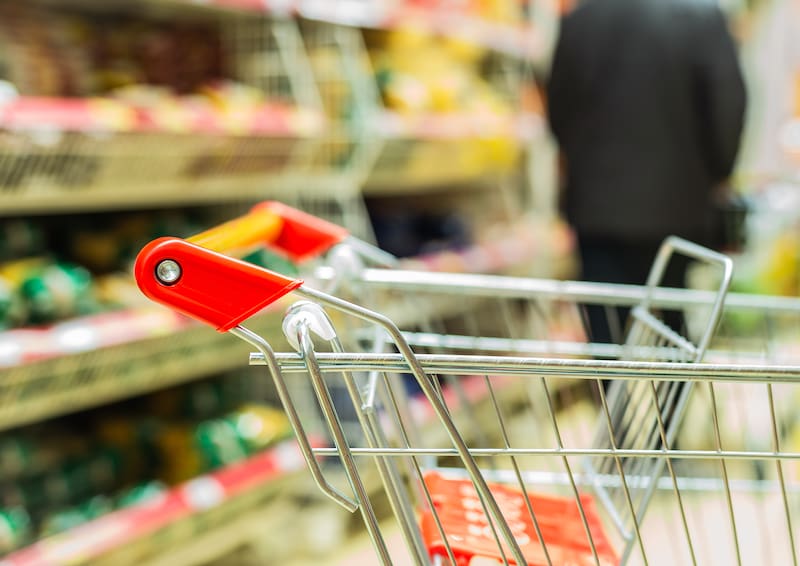 La tradicional moneda para liberar el carro podría perder protagonismo a medida que avancen los carritos inteligentes en más tiendas.