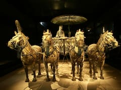 Descubren el carruaje que perteneció al primer emperador de China: 2000 años de antigüedad, mide 7,2 metros y tiene una capota pintada