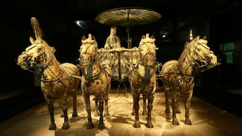 Descubren el carruaje que perteneció al primer emperador de China: 2000 años de antigüedad, mide 7,2 metros y tiene una capota pintada
