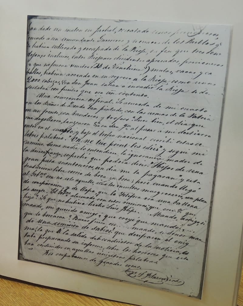 Bajo un escudo de armas de la Patria, escribió una cita tomada de un autor francés que había leído: “On ne tue point les idées”, que traducido al español significa "las ideas no se matan". (Foto: Argentina.gob)