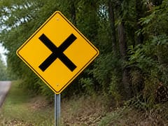 Cuál es el significado de la señal de tránsito de la letra X con un fondo amarillo y por qué es importante