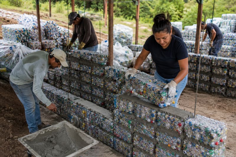 Cómo construyeron la casa con plástico reciclado.