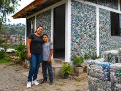 Ahorró durante 9 años para comprarse un terreno y construyó una casa solamente de plástico reciclado: la historia de Cindy Mora