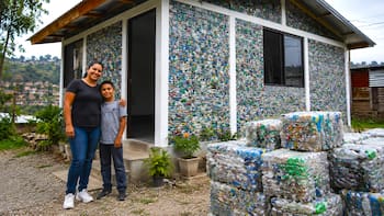 Ahorró durante 9 años para comprarse un terreno y construyó una casa solamente de plástico reciclado: la historia de Cindy Mora