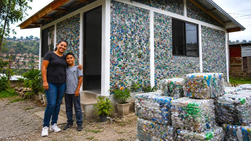 Construyó una casa con siete toneladas de plástico reciclado.