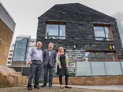 Un arquitecto construyó una casa con casi 20,000 cepillos de dientes, jeans, DVD y máquinas de afeitar: el edificio reutiliza materiales que terminan en la basura