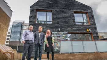 Un arquitecto construyó una casa con casi 20,000 cepillos de dientes, jeans, DVD y máquinas de afeitar: el edificio reutiliza materiales que terminan en la basura