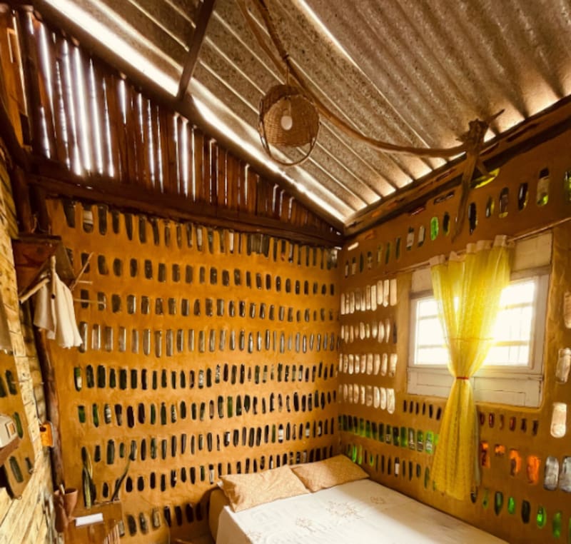 El proyecto Casa de Sal comenzó durante la pandemia y convirtió materiales descartados en una vivienda de siete ambientes, construida por Edna Dantas y Maria Gabrielly en Brasil.