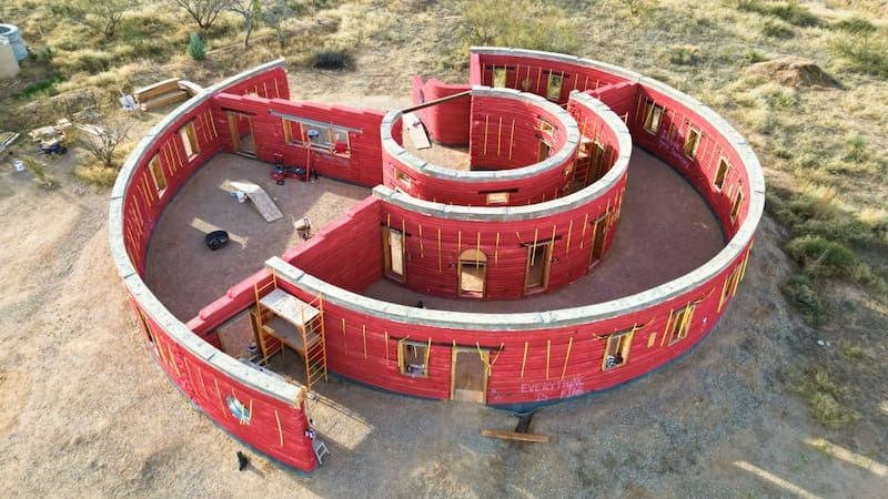 Los muros de tierra son muy pesados y requieren una planificación precisa para las aberturas, las instalaciones y el techo. (Foto: Tiny Shiny Home)