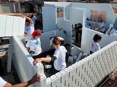 Construyeron su casa en solo 15 horas con dos toneladas de plástico reciclado y paneles solares: tiene 45 años, nueve hijos y 12 nietos