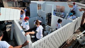 Construyeron su casa en solo 15 horas con dos toneladas de plástico reciclado y paneles solares: tiene 45 años, nueve hijos y 12 nietos