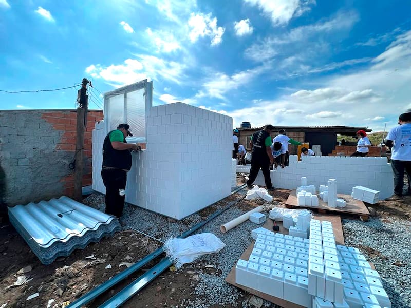 La vivienda tiene 27 metros cuadrados y fue entregada en Brasil a una mujer que atravesó problemas de salud y dificultades económicas.