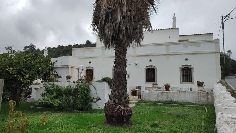 Una pareja busca personas interesadas en instalarse en una casa con vistas al mar ubicada al norte de Faro, Portugal.