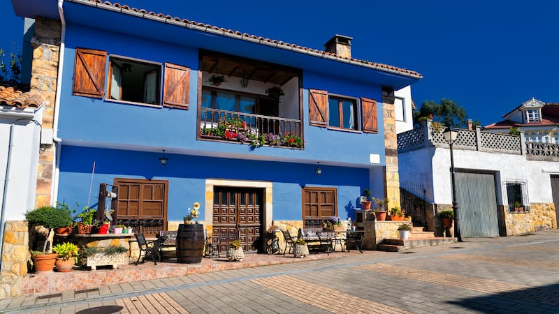 Un pequeño pueblo de Asturias, con casas de piedra, calles cuidadas y rutas de senderismo suave, se consolida como una escapada rural tranquila y auténtica.