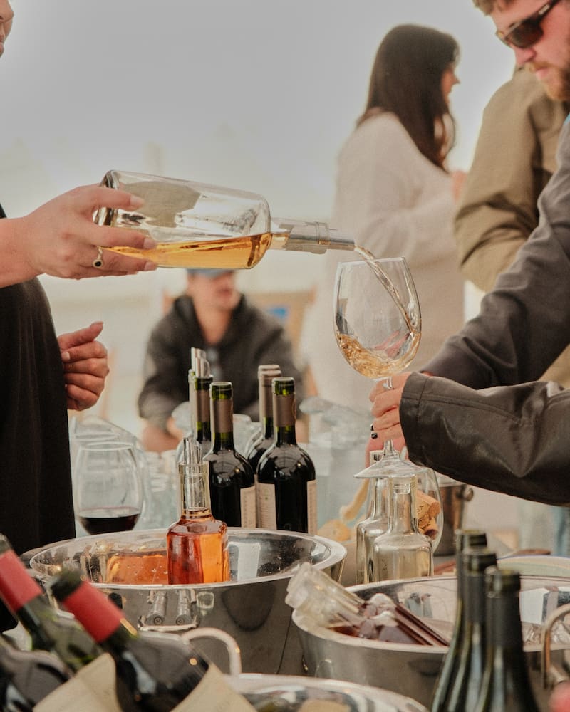 En los Sunset Wines de Casamar un sommelier acompaña a los visitantes en una cata de vino