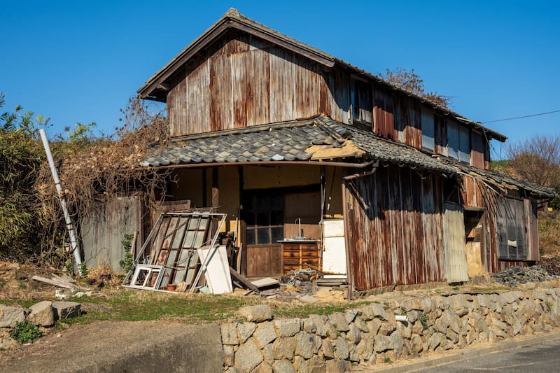 Ilustración casa abandonada.