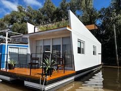 Invirtió en un modelo inspirado en Ámsterdam y hoy vende casas flotantes por u$s 85.000