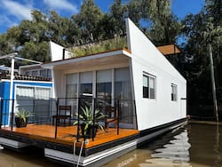 Invirtió en un modelo inspirado en Ámsterdam y hoy vende casas flotantes por u$s 85.000