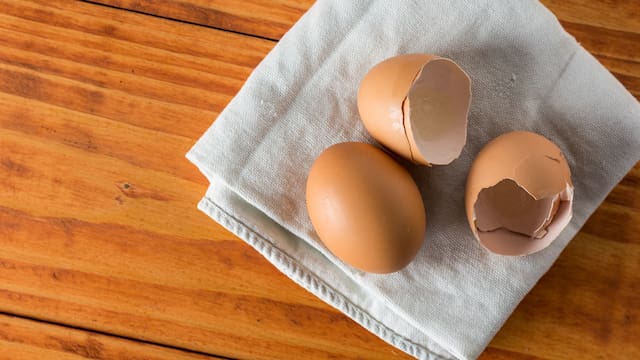 Mezclar cáscara de huevo con esmalte para uñas: por qué recomiendan hacerlo y para qué sirve