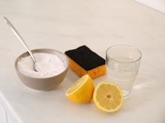 Quitar residuos de jabón, refrescar los desagües y limpiar el microondas: para qué sirven la cáscara de limón, el vinagre blanco y el bicarbonato de sodio, y cómo aprovecharlos al máximo