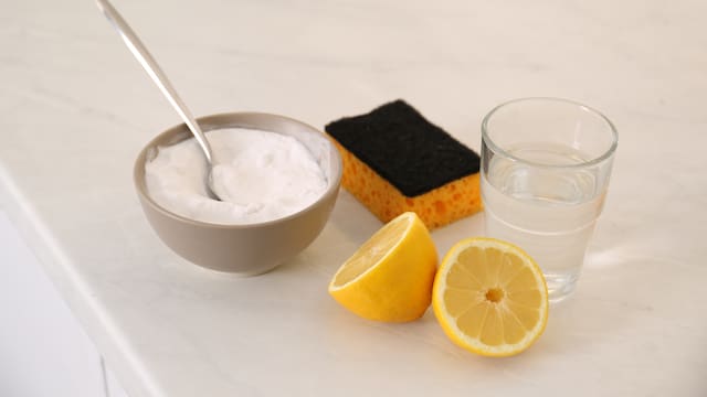 Quitar residuos de jabón, refrescar los desagües y limpiar el microondas: para qué sirven la cáscara de limón, el vinagre blanco y el bicarbonato de sodio, y cómo aprovecharlos al máximo