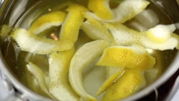 Mezclar bicarbonato de sodio y cáscaras de limón: para qué sirve y por qué recomiendan usarla