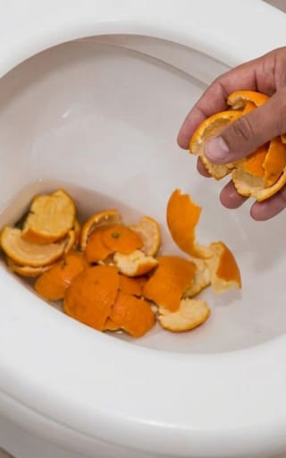 Tirar cáscaras de naranja en el inodoro una vez por semana: por qué lo recomiendan y para qué sirve