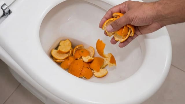 Tirar cáscaras de naranja en el inodoro una vez por semana: por qué lo recomiendan y para qué sirve