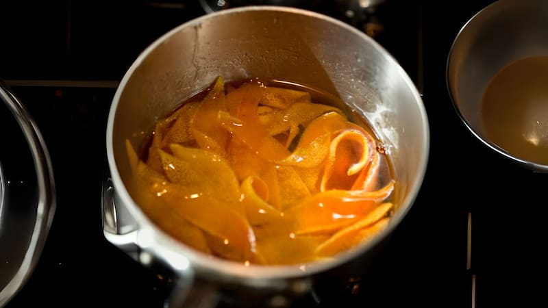 Hervir cáscara de naranja en vinagre es un limpiador líquido de uso general, pensado sobre todo para cortar la grasa de la cocina.