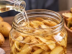 Mezclar cáscara de papa con vinagre: por qué recomiendan hacer esta mezcla y para qué sirve