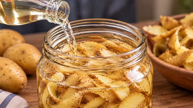 Mezclar cáscara de papa con vinagre: por qué recomiendan hacer esta mezcla y para qué sirve