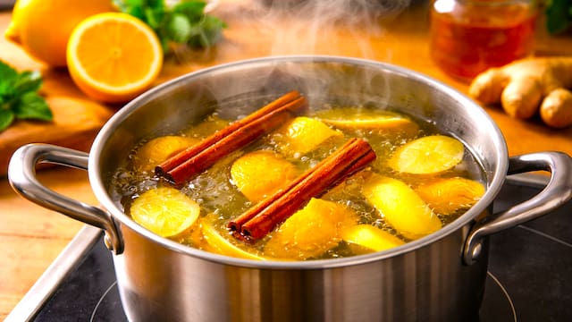 Hervir cáscara de limón, canela y jengibre: para qué funciona y qué beneficios tiene