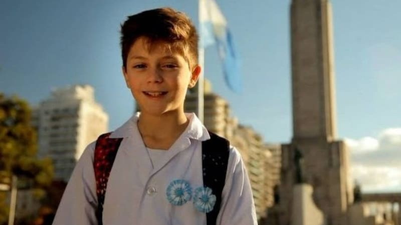 Casi todos lo hacen mal y nadie lo había explicado: de qué lado se debe usar la escarapela en actos escolares