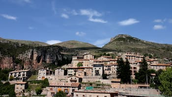 Este pueblo de Cataluña destaca por sus calles medievales y paisajes de montaña: cuándo visitar la localidad, según la época