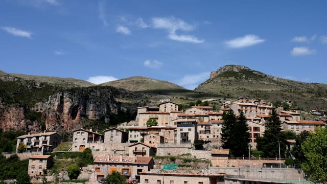 Este pueblo de Cataluña destaca por sus calles medievales y paisajes de montaña: cuándo visitar la localidad, según la época