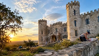 Buscan voluntarios para vivir en EE.UU. restaurando un castillo histórico de Texas: ofrecen alojamiento, 4 días libres por semana y sólo 22 horas de trabajo