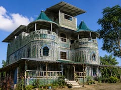 En Panamá, un hombre comenzó a reciclar y terminó construyendo un castillo de 14 metros de altura con 40.000 botellas de plástico recicladas