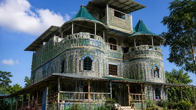 En Panamá, un hombre comenzó a reciclar y terminó construyendo un castillo de 14 metros de altura con 40.000 botellas de plástico recicladas