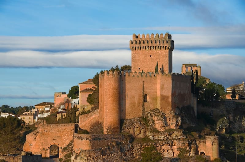 Castillo de Alarcón, ubicado sobre un promontorio rocoso junto al río Júcar.